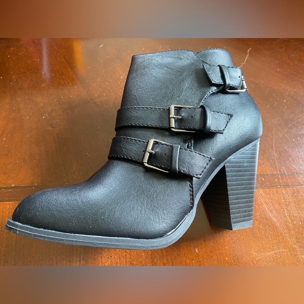 Forever Link Camila-64 Black Heeled Booties Size 8